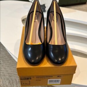 Tod's Black Leather Heels Rounded Toe Size 39.5 New w/box & dust bag